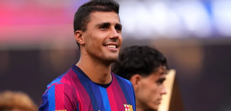 Jugador de Barcelona sonriendo durante ceremonia