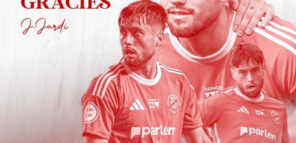 Jugador con camiseta roja en acción y agradecimientos