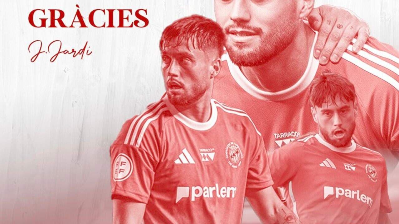 Jugador con camiseta roja en acción y agradecimientos
