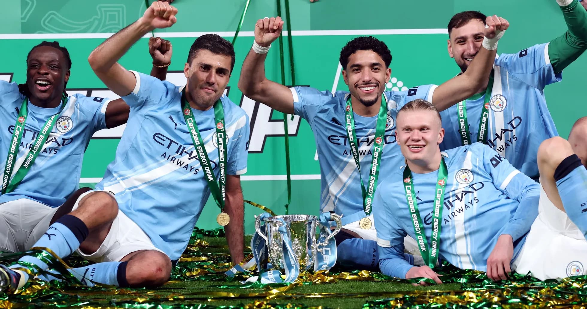 Jugadores de Manchester City celebrando con el trofeo