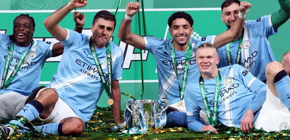 Jugadores de Manchester City celebrando con el trofeo