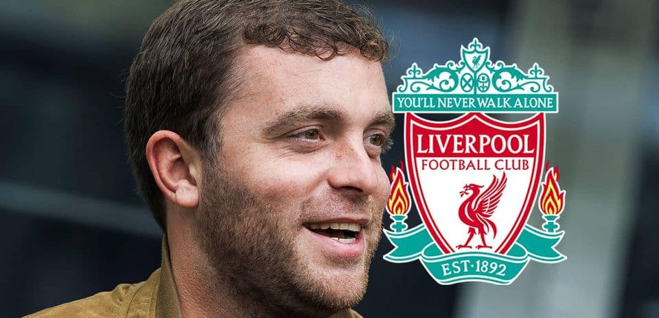 Hombre sonriendo junto al logo de Liverpool FC