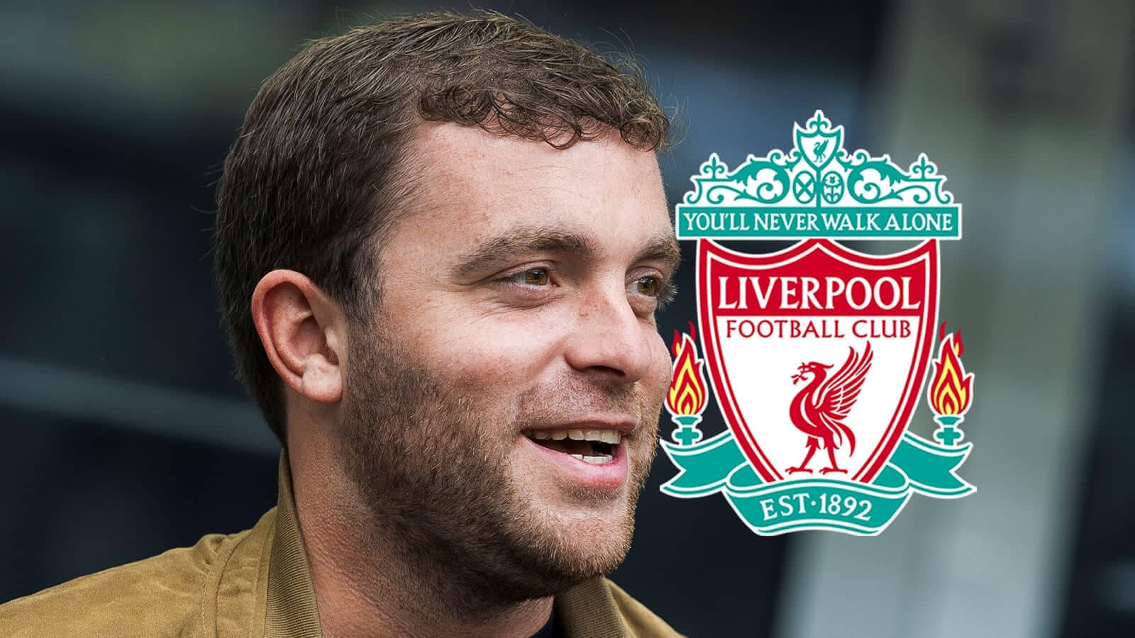 Hombre sonriendo junto al logo de Liverpool FC