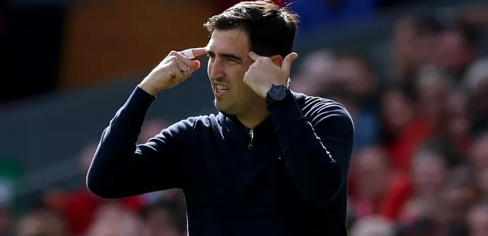 Entrenador gesticulando durante el partido en el banquillo