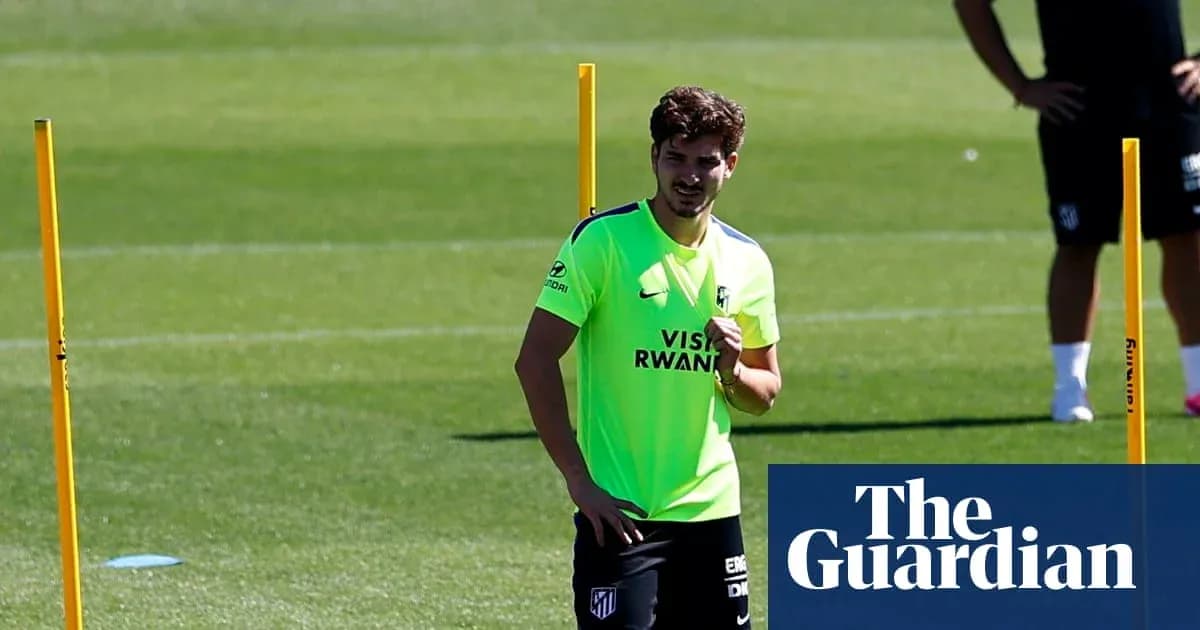 Jugador de Atlético de Madrid entrenando en el campo