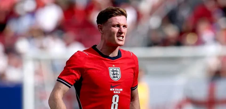 Jugador de Inglaterra en camiseta roja durante partido