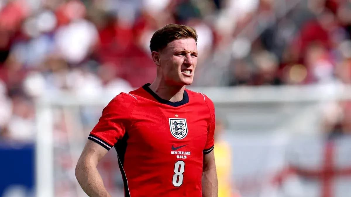 Jugador de Inglaterra en camiseta roja durante partido