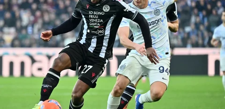 Jugador de Udinese esquivando a un jugador del Inter