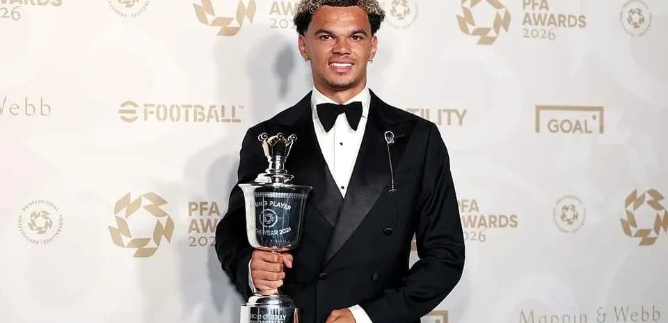 Jugador sosteniendo premio en ceremonia de PFA Awards 2026