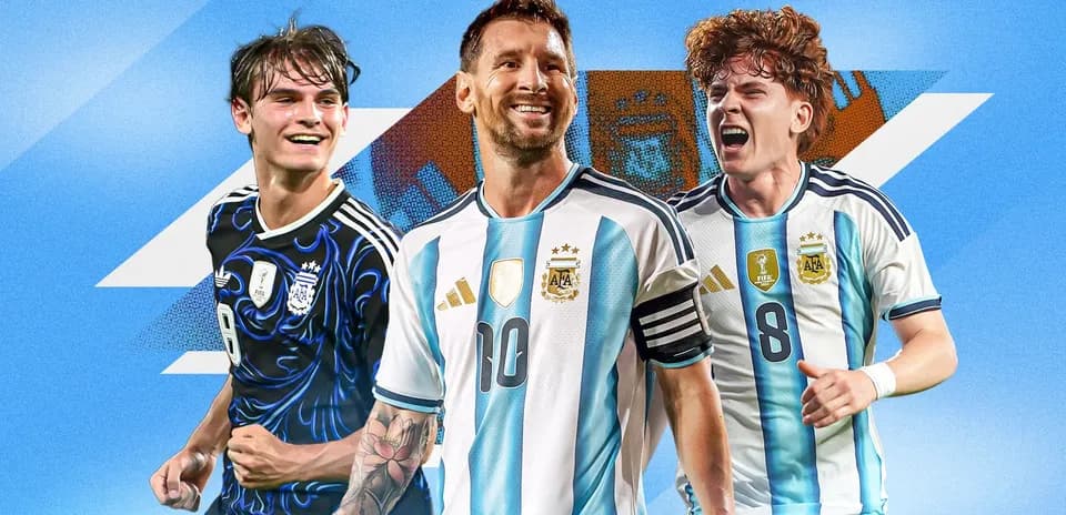 Jugadores de Argentina posando con uniforme de fútbol