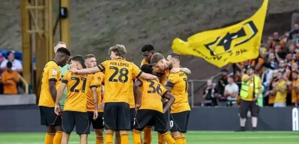 Jugadores de Wolverhampton reunidos en el campo