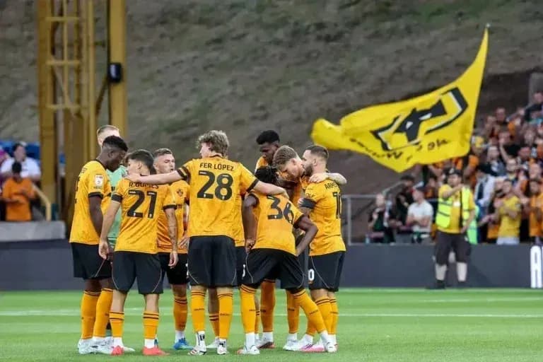 Jugadores de Wolverhampton reunidos en el campo