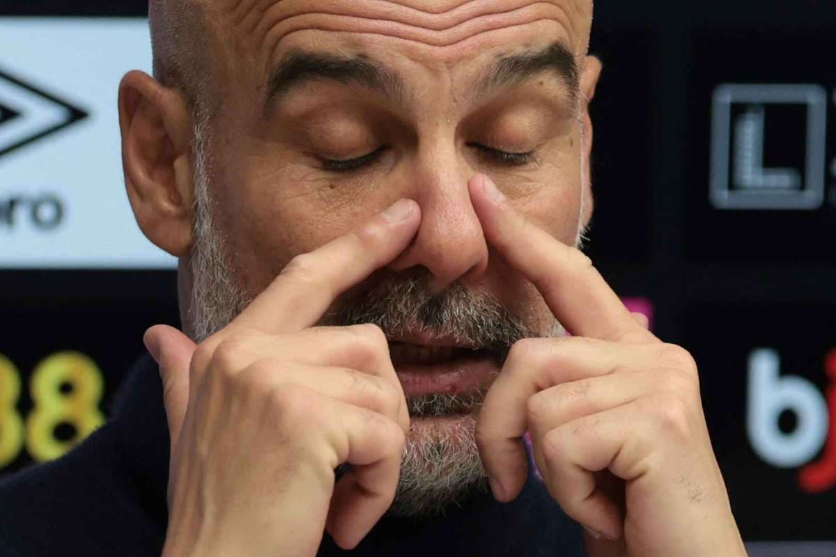 Entrenador tocando su cara durante una conferencia