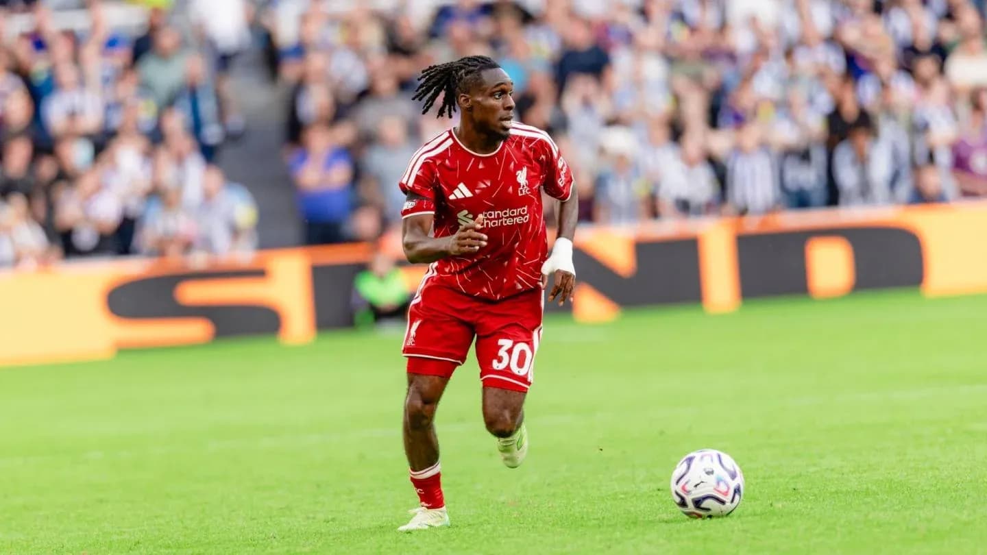 Jugador de Liverpool corriendo tras el balón en campo