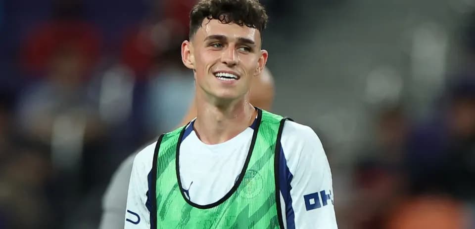 Jugador con peinado rizado en calentamiento
