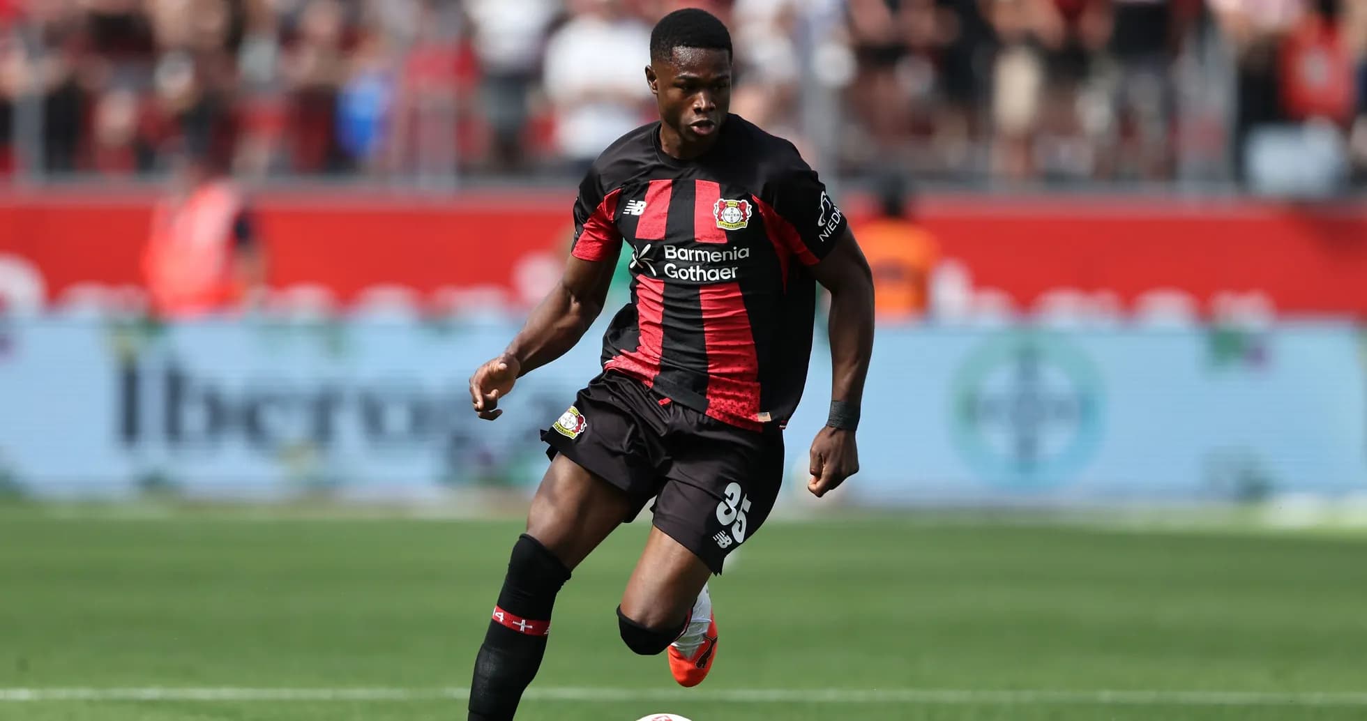 Jugador de Bayer Leverkusen corriendo con el balón