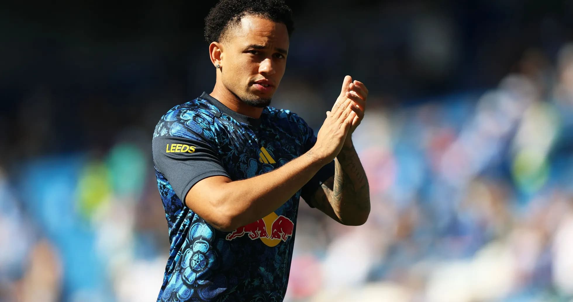 Jugador aplaudiendo con camiseta de Leeds United