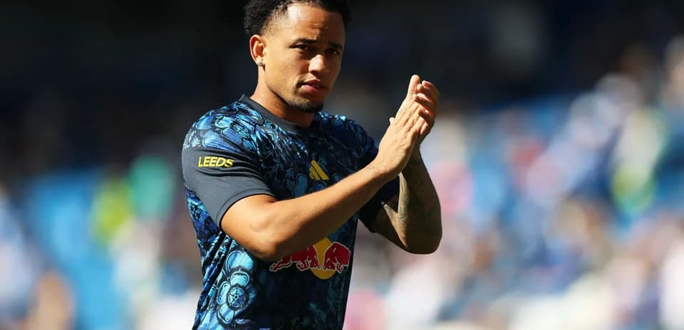 Jugador aplaudiendo con camiseta de Leeds United