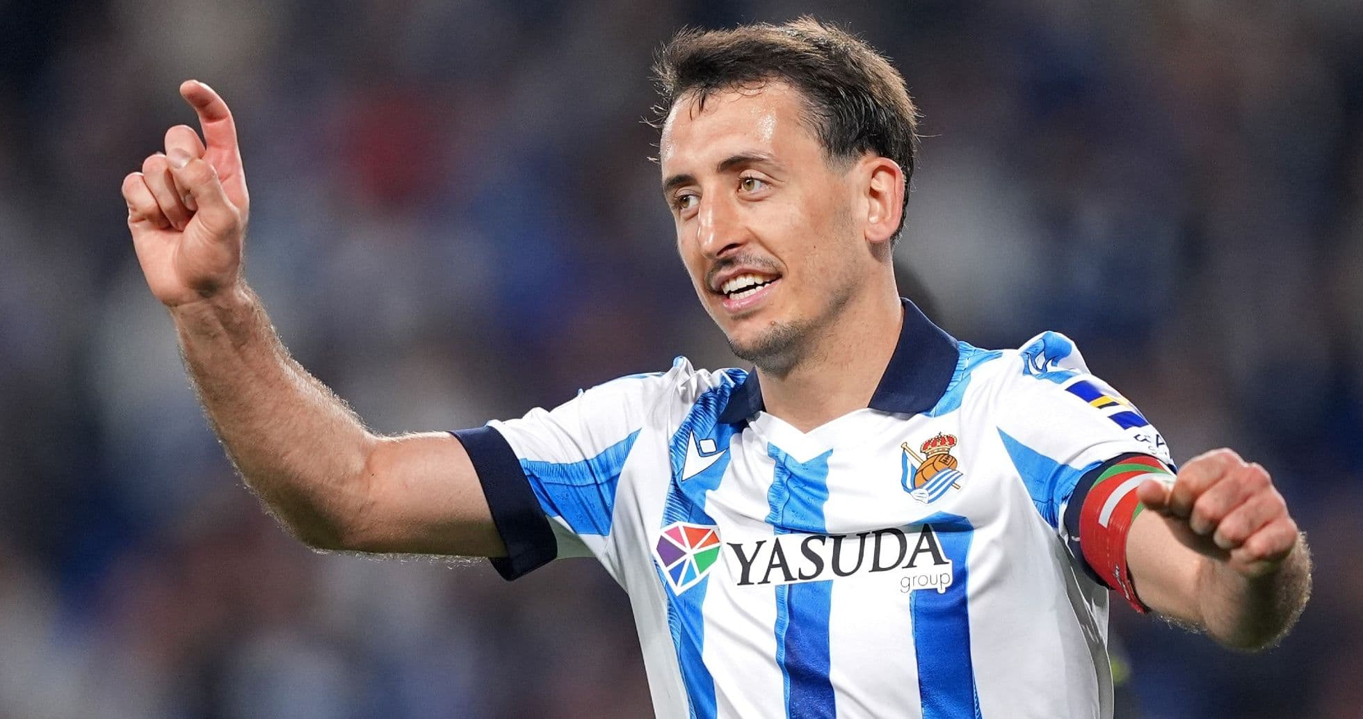 Jugador de la Real Sociedad celebra un gol