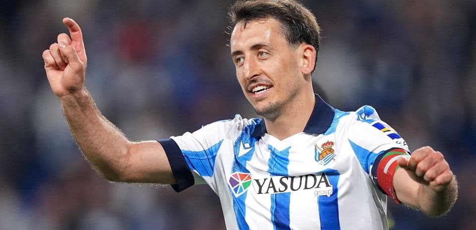 Jugador de la Real Sociedad celebra un gol