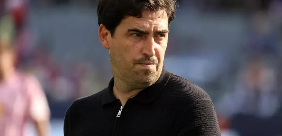 Entrenador observando el campo antes del partido
