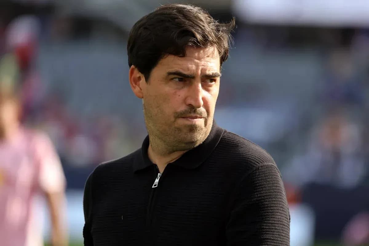 Entrenador observando el campo antes del partido