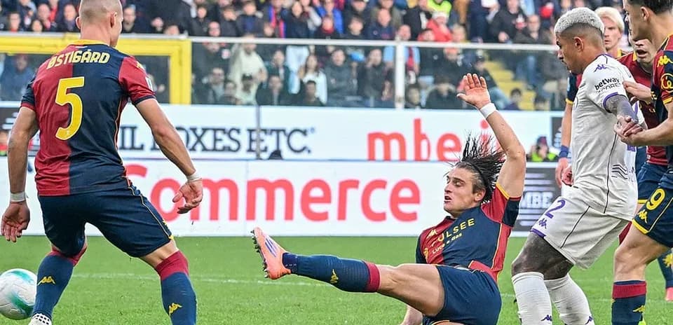 Jugador cae al suelo durante el partido