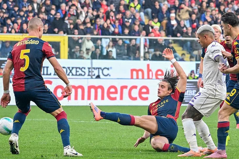 Jugador cae al suelo durante el partido