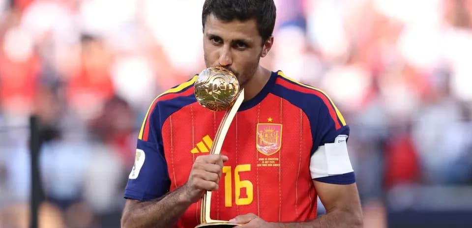 Jugador español besando el trofeo tras ganar