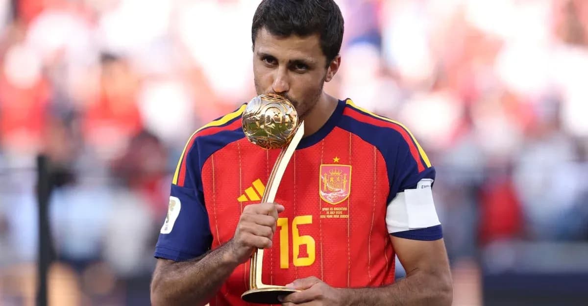 Jugador español besando el trofeo tras ganar