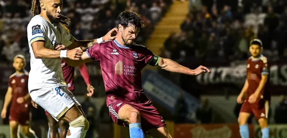 Jugadores compiten por el balón durante el partido