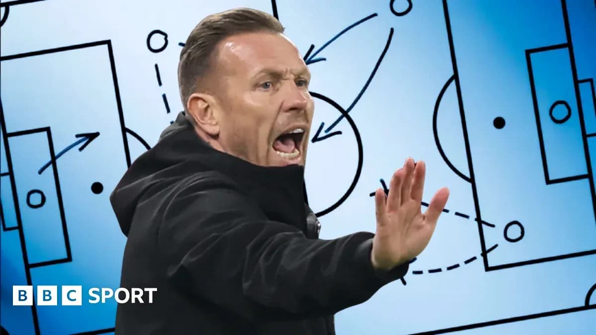 Entrenador dirigiendo jugadas en pizarra táctica