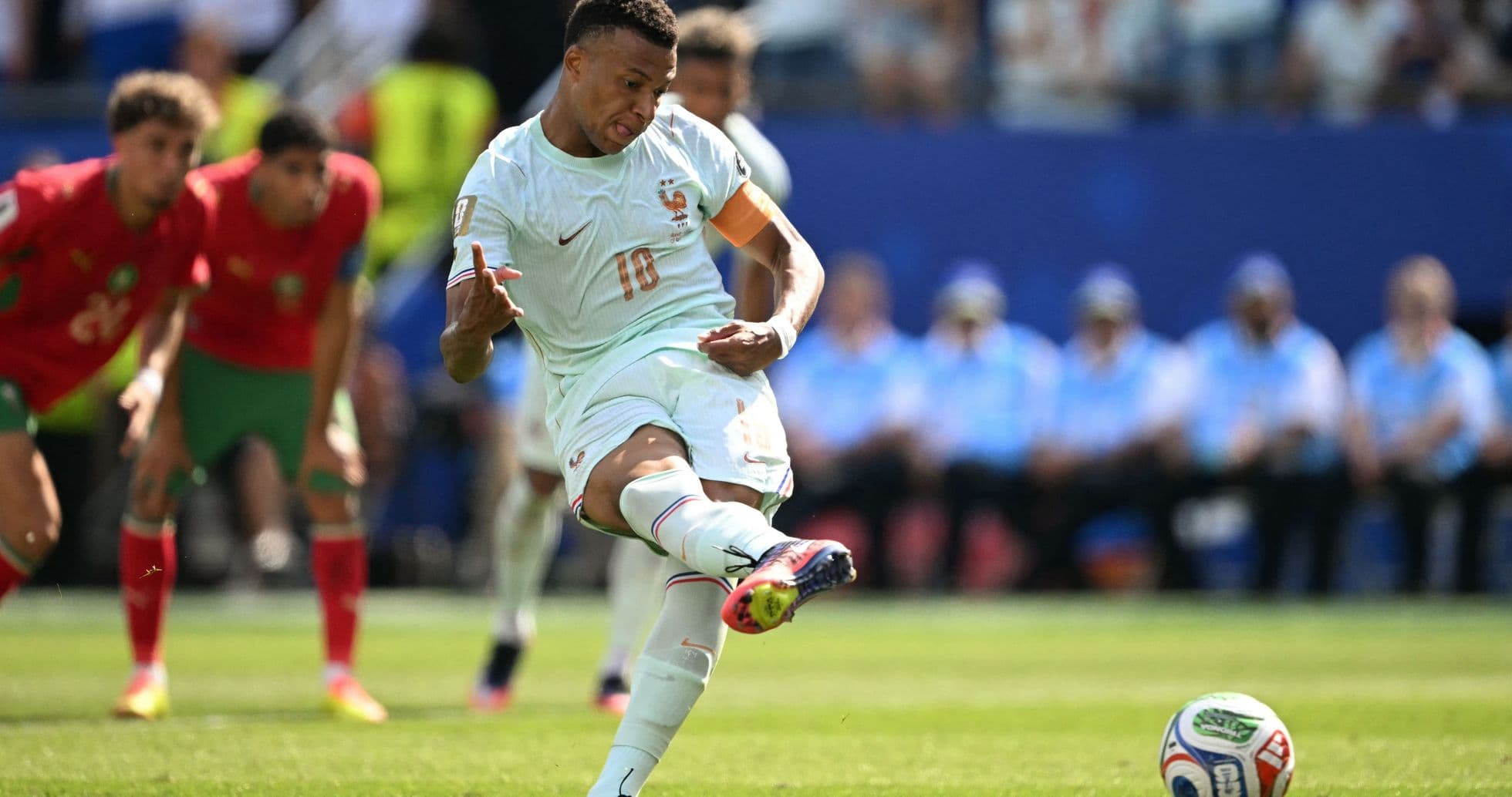 Jugador ejecutando un tiro penal en partido