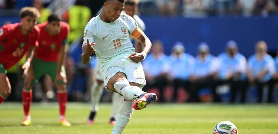 Jugador ejecutando un tiro penal en partido