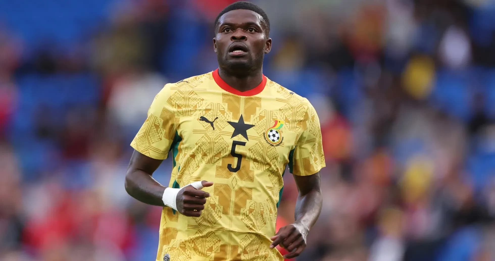 Jugador de Ghana en uniforme amarillo durante el partido