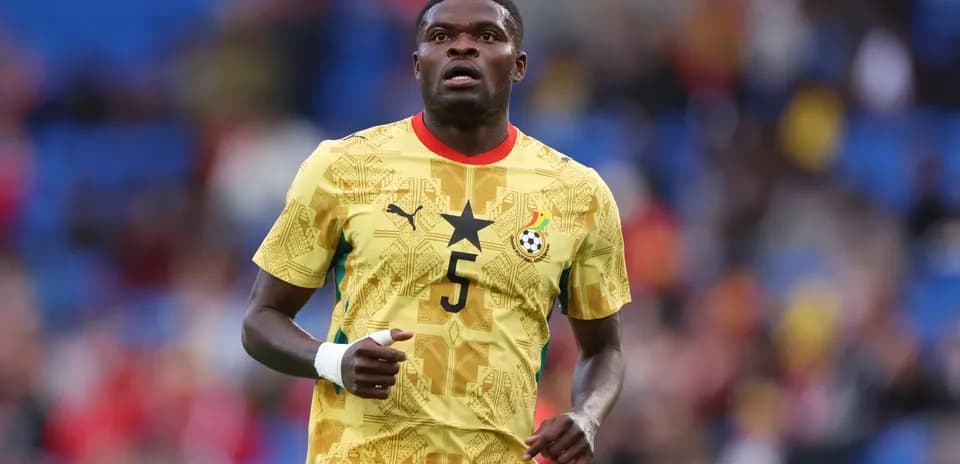 Jugador de Ghana en uniforme amarillo durante el partido