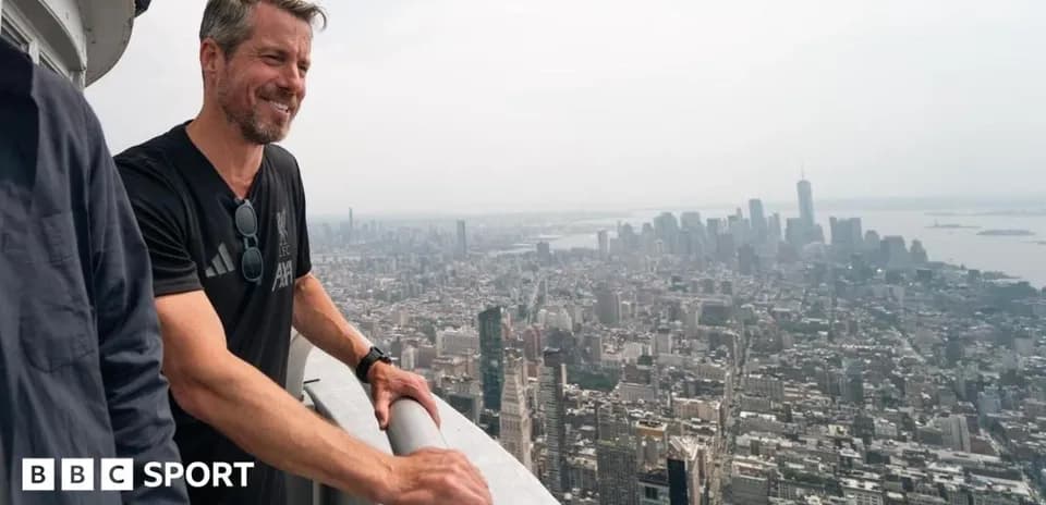 Hombre disfrutando de vistas en edificio alto