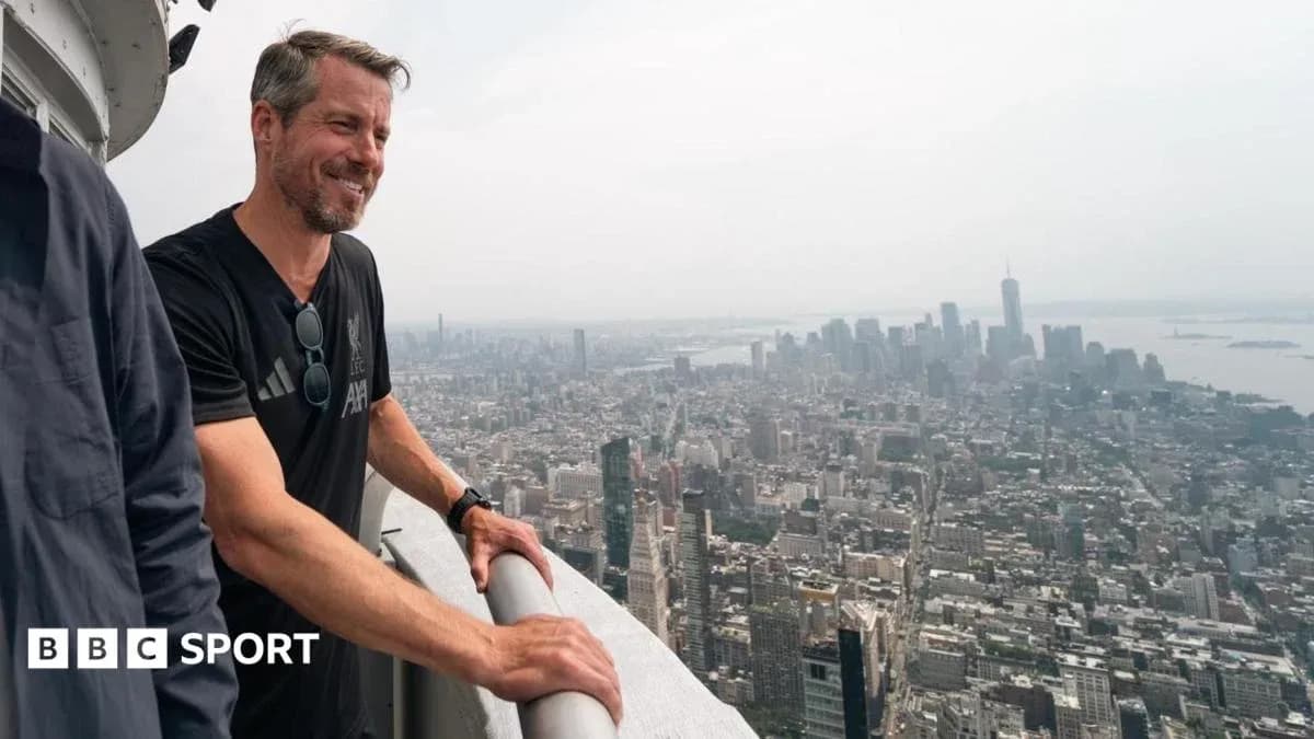 Hombre disfrutando de vistas en edificio alto