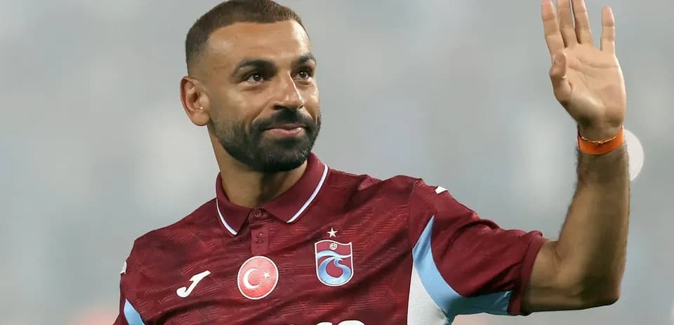 Jugador saludando con camiseta de Trabzonspor