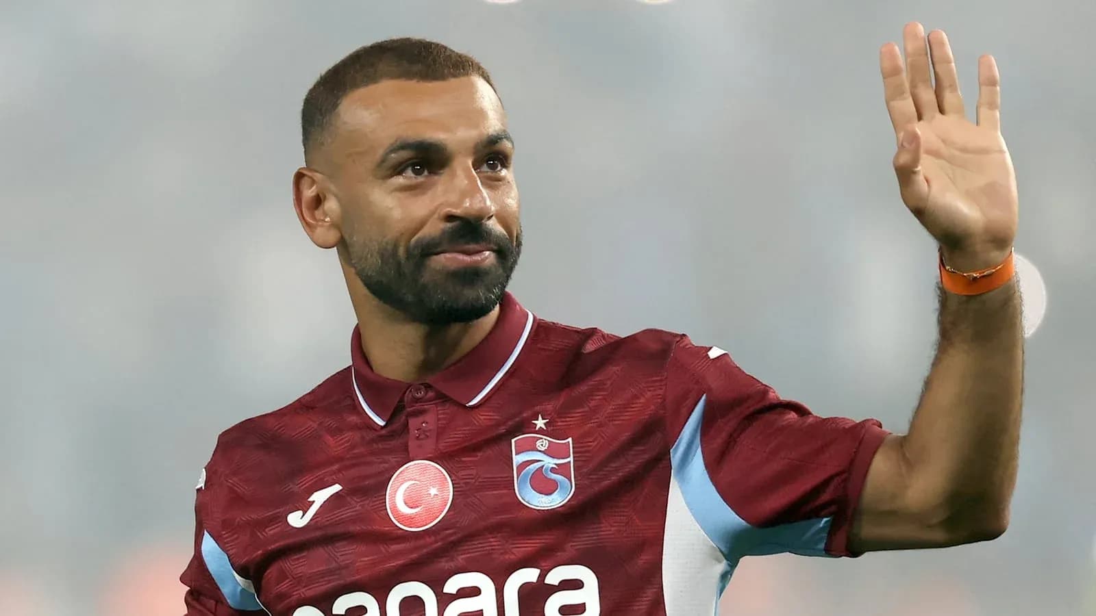 Jugador saludando con camiseta de Trabzonspor