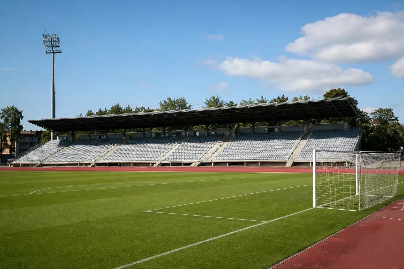 Estadio vacío con gradas y portería de fútbol