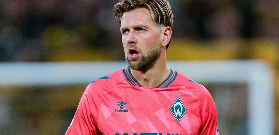 Portero de Werder Bremen en uniforme rosa durante partido