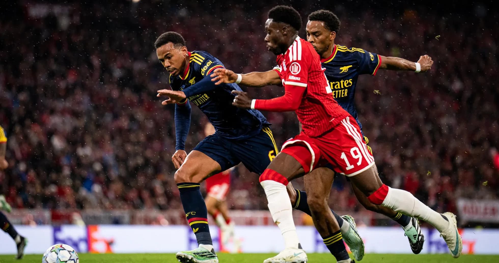 Jugadores de Arsenal y Bayern luchando por el balón