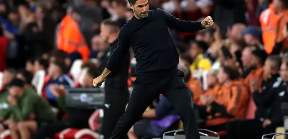Entrenador celebrando durante un partido en el banquillo