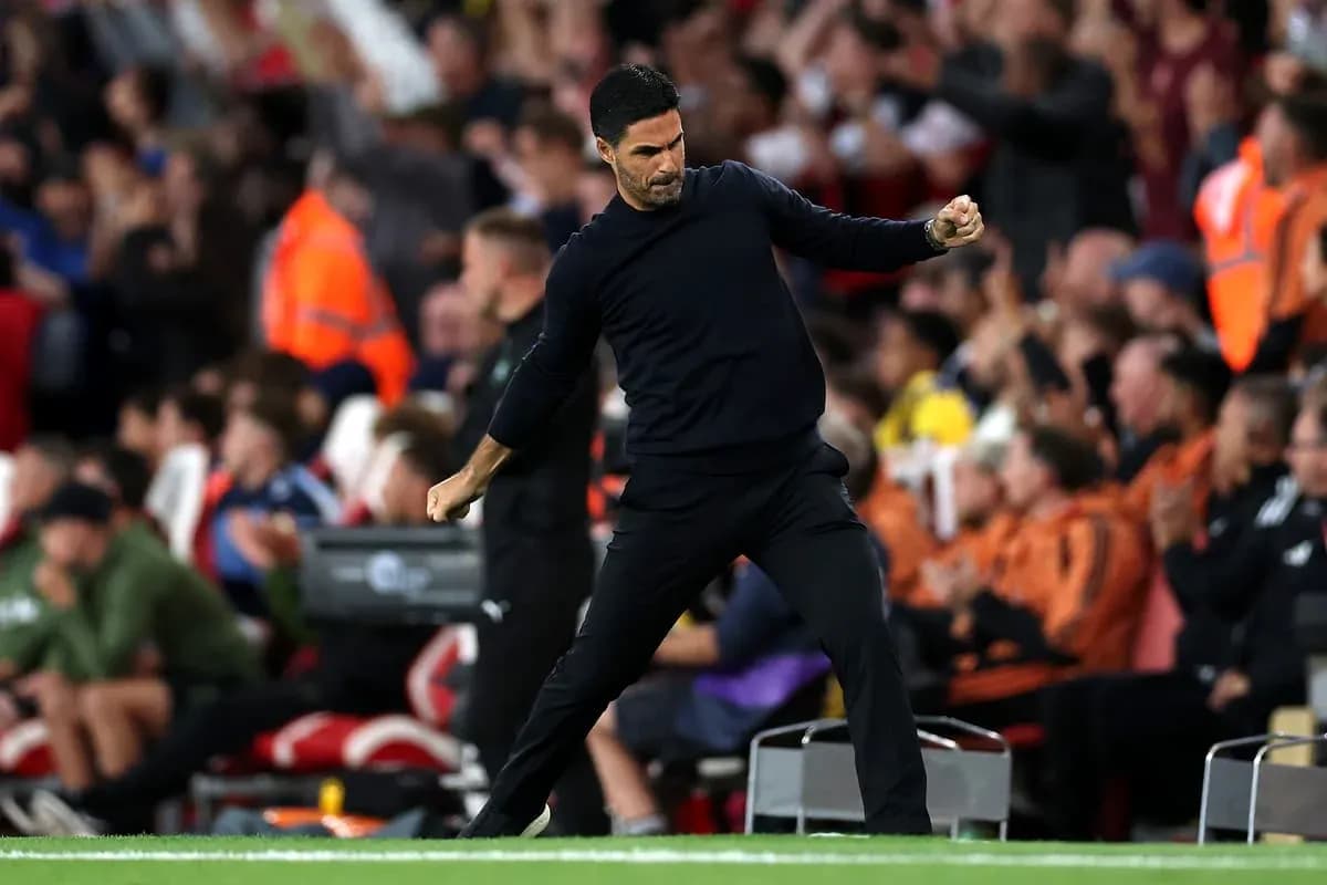 Entrenador celebrando durante un partido en el banquillo