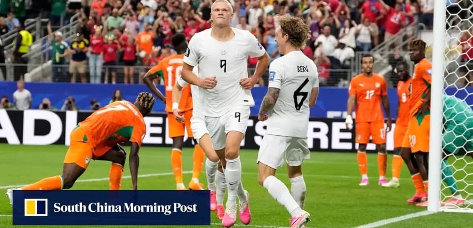 Jugadores de Noruega celebrando un gol durante el partido