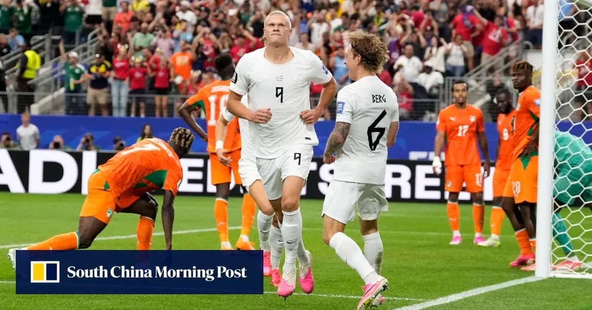 Jugadores de Noruega celebrando un gol durante el partido
