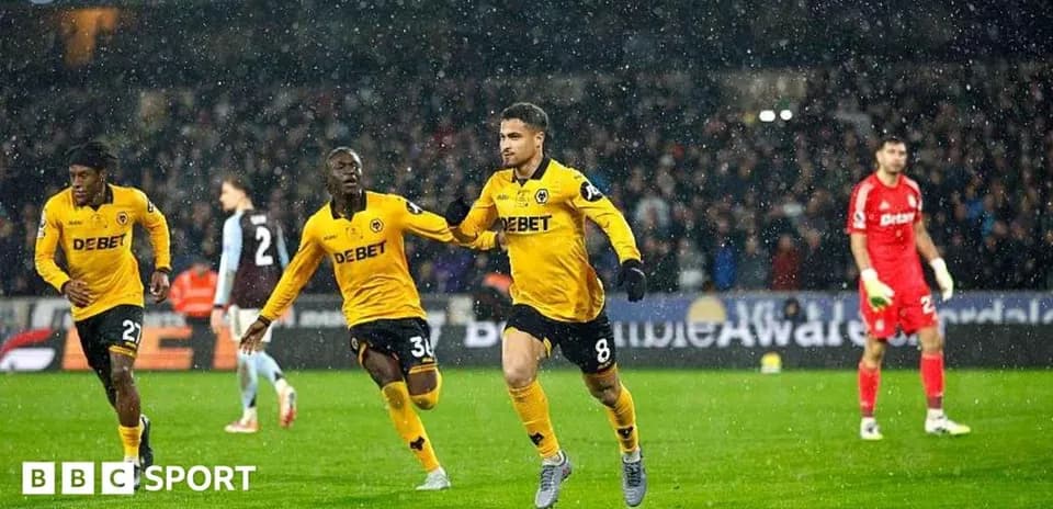 Jugador celebrando gol en un partido de fútbol