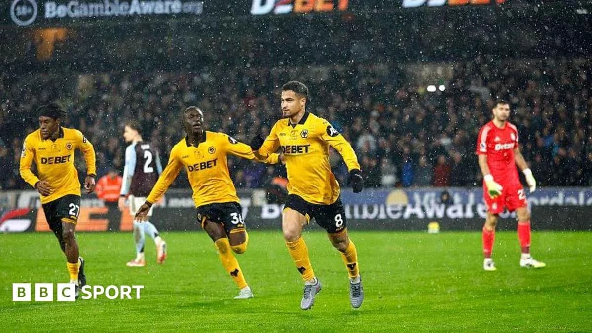 Jugador celebrando gol en un partido de fútbol