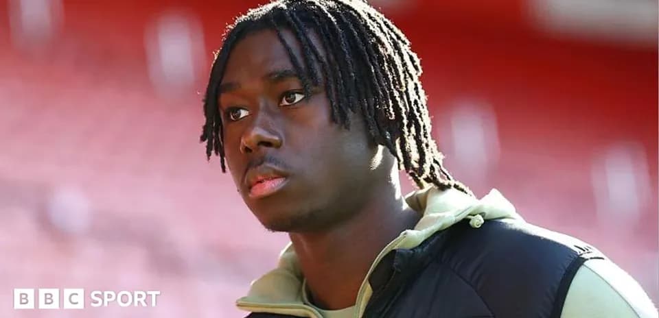 Jugador con cabello rizado en estadio de fútbol